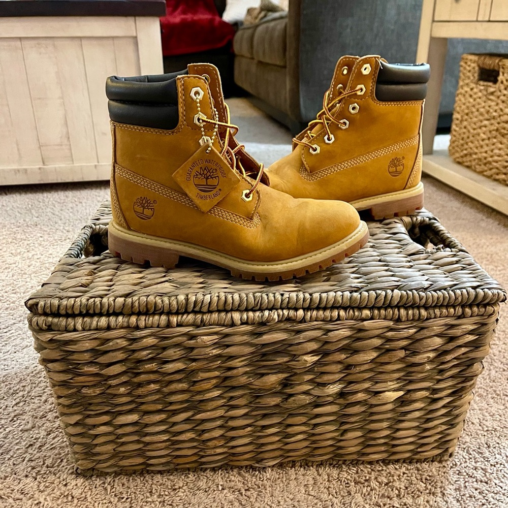 Timberland Boots Womens size 6.5 like brand new & waterproof